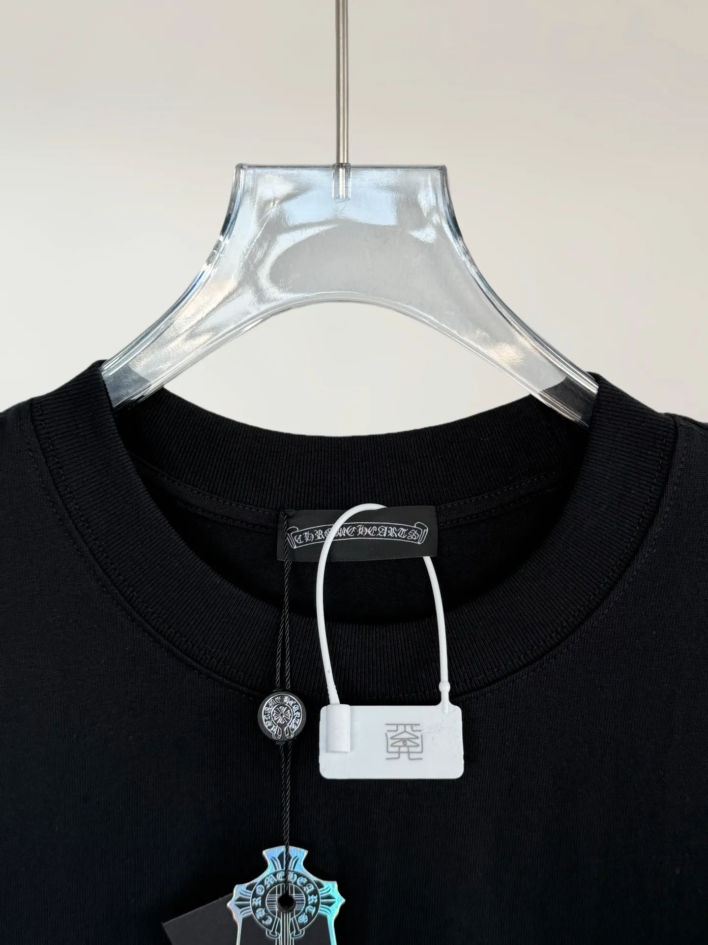 P170 [High Quality] Chrome hearts T-shirt short sleeve. The new model is embroidered with leather horseshoe logo on the front and back, and the back panel is designed with leather ten-rivet embroidery. High-end custom-made 32-count 285-gram fabric. Soft to the touch. Comfortable to wear. Exquisite stitching. Fine workmanship. The upper body effect is incomparably handsome! Same style for men and women Color: Black White Size: S to xL Size chart S: Shoulder width 51 - Bust 55 - Clothing length 70 M: Shoulder width 53 - Bust 57 - Clothing length 72 L: Shoulder width 55 - Bust 59 - Clothing length 74 XL: Shoulder width 57 - Bust 61 - Clothing length 76